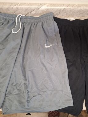 Nike Men's Athletic Shorts - Gray & Black